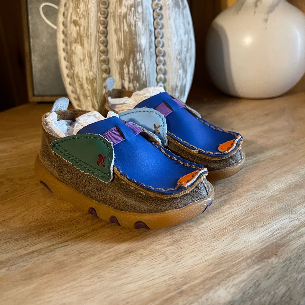 Infant boys twisted X